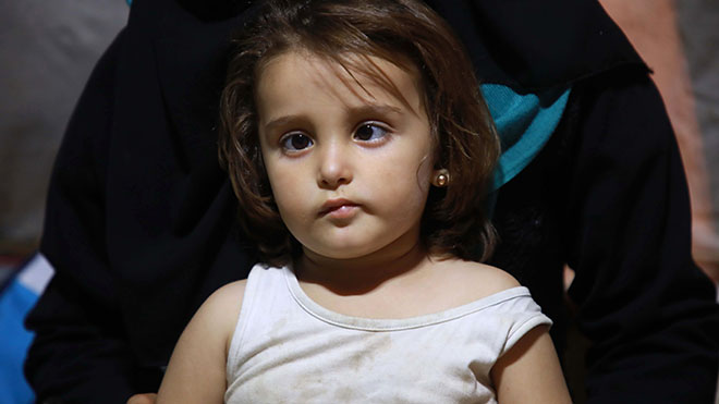 ميرال ، ابنة السوري جابر كروان وزوجته ولاء ، التي تعاني من مرض في العين